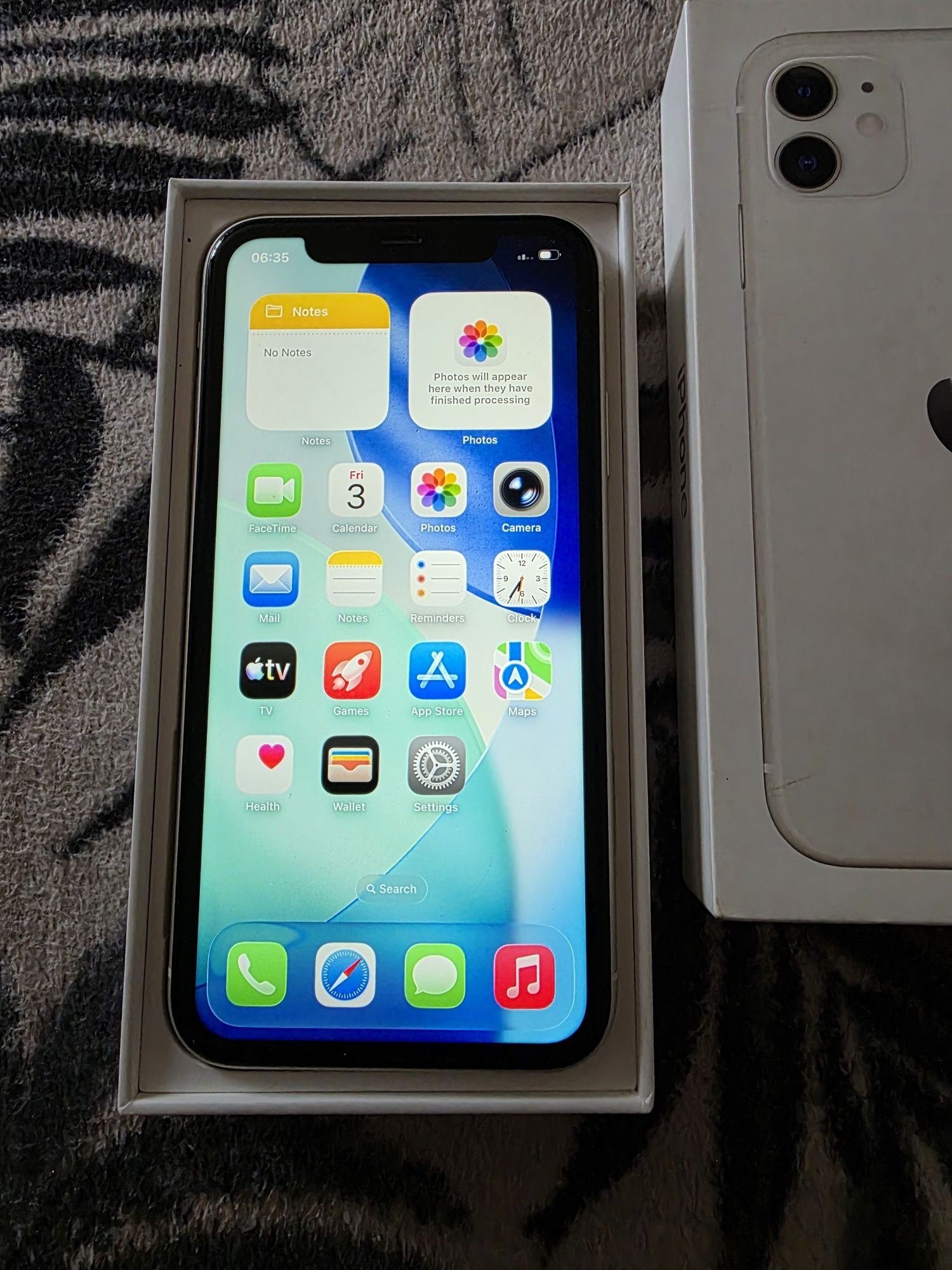 IPhone 11 white.