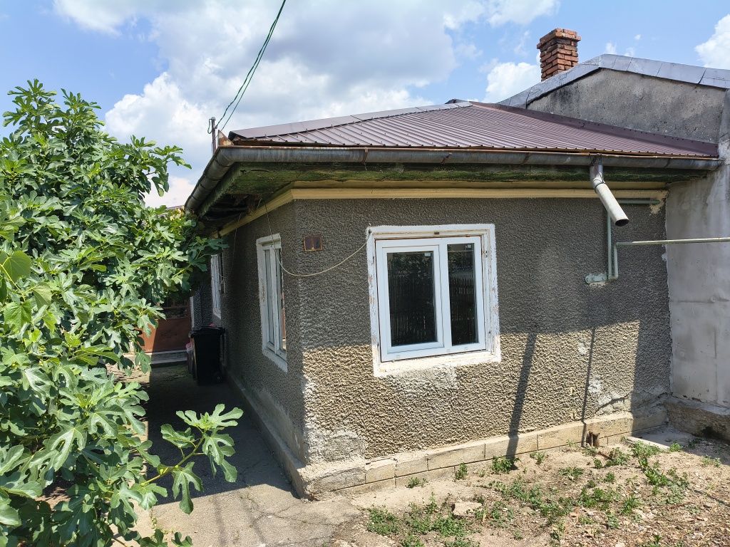 Ofer spre vânzare casa locuibilă situată în municipiul Ploiești, str. Rarău, într-o zonă